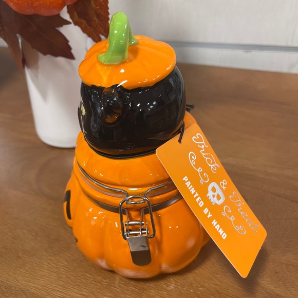 Halloween Cat in Pumpkin Jack o’lantern 🐈⬛🎃Hand painted Canister with Lid NWT - Picture 2 of 4